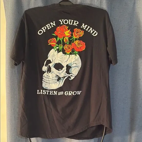 Dikotomy Black Short Sleeve Tee with Skull Graphic Size L - Picture 7 of 7